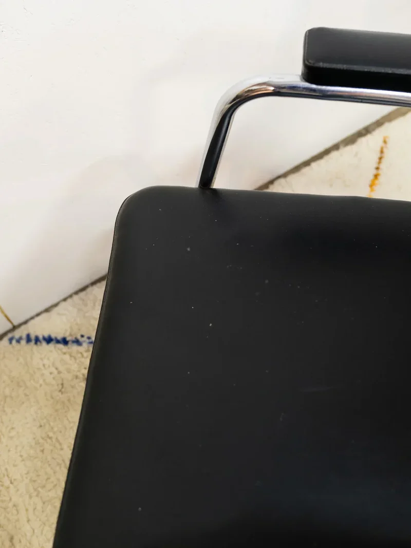 Jakob, la paire de fauteuils en cuir noir et chromés N°765