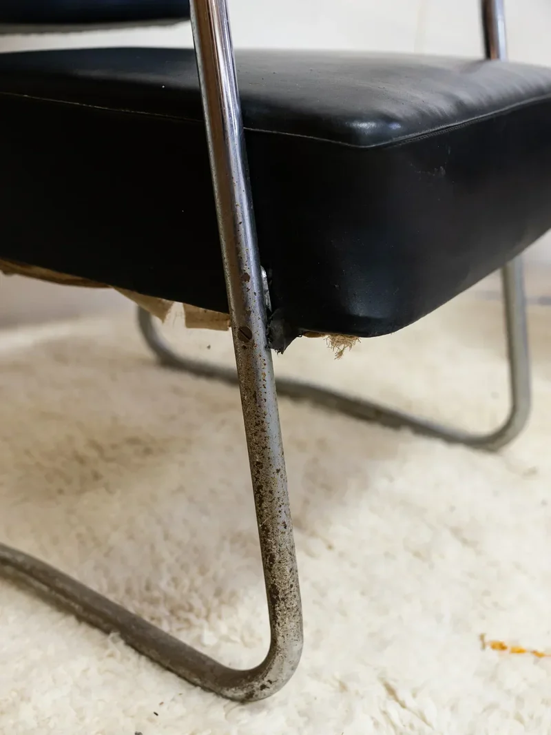 Jakob, la paire de fauteuils en cuir noir et chromés N°765