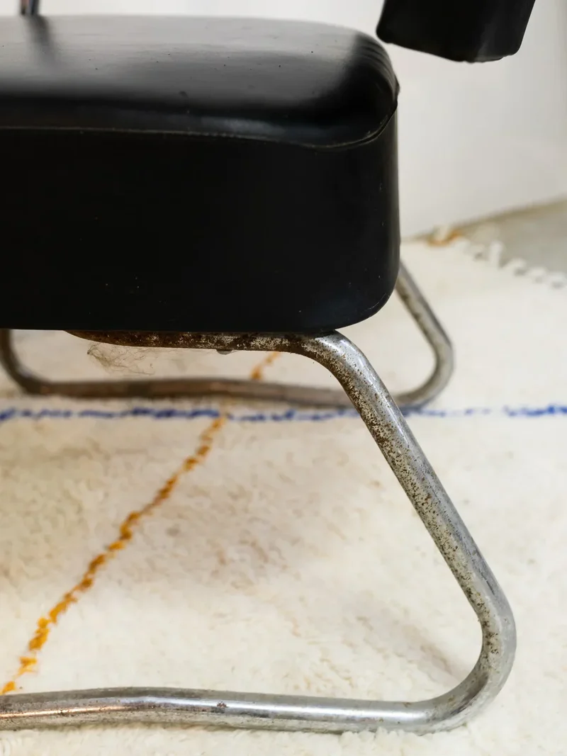 Jakob, la paire de fauteuils en cuir noir et chromés N°765