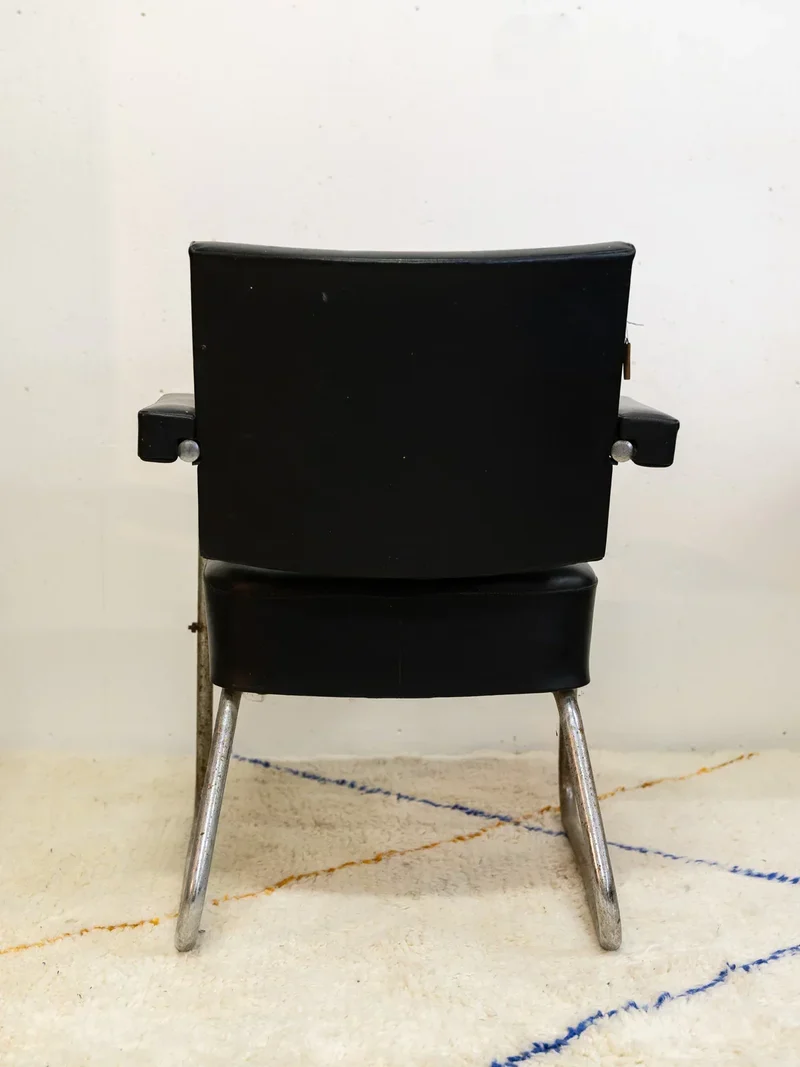 Jakob, la paire de fauteuils en cuir noir et chromés N°765
