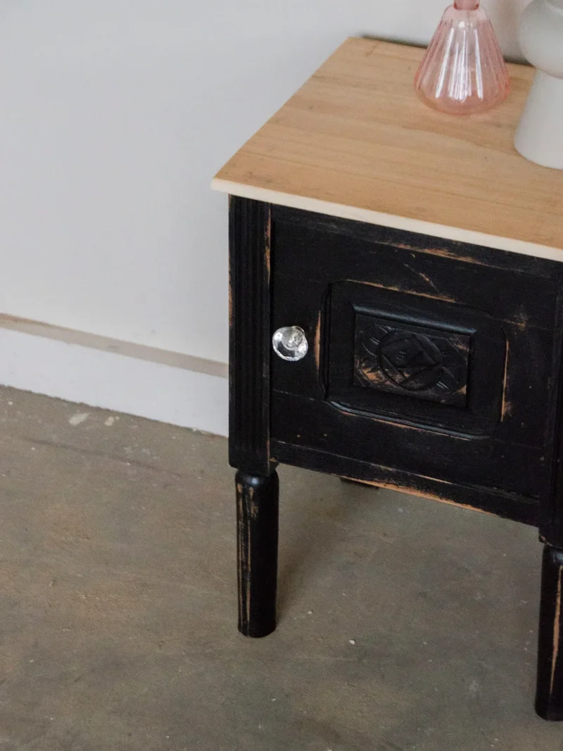 Odile, la table de chevet patinée noire N°630