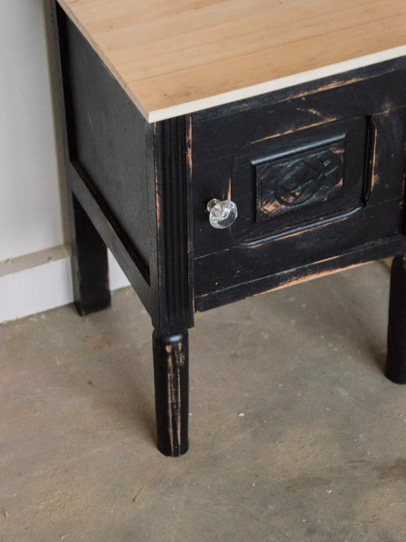 Odile, la table de chevet patinée noire N°630