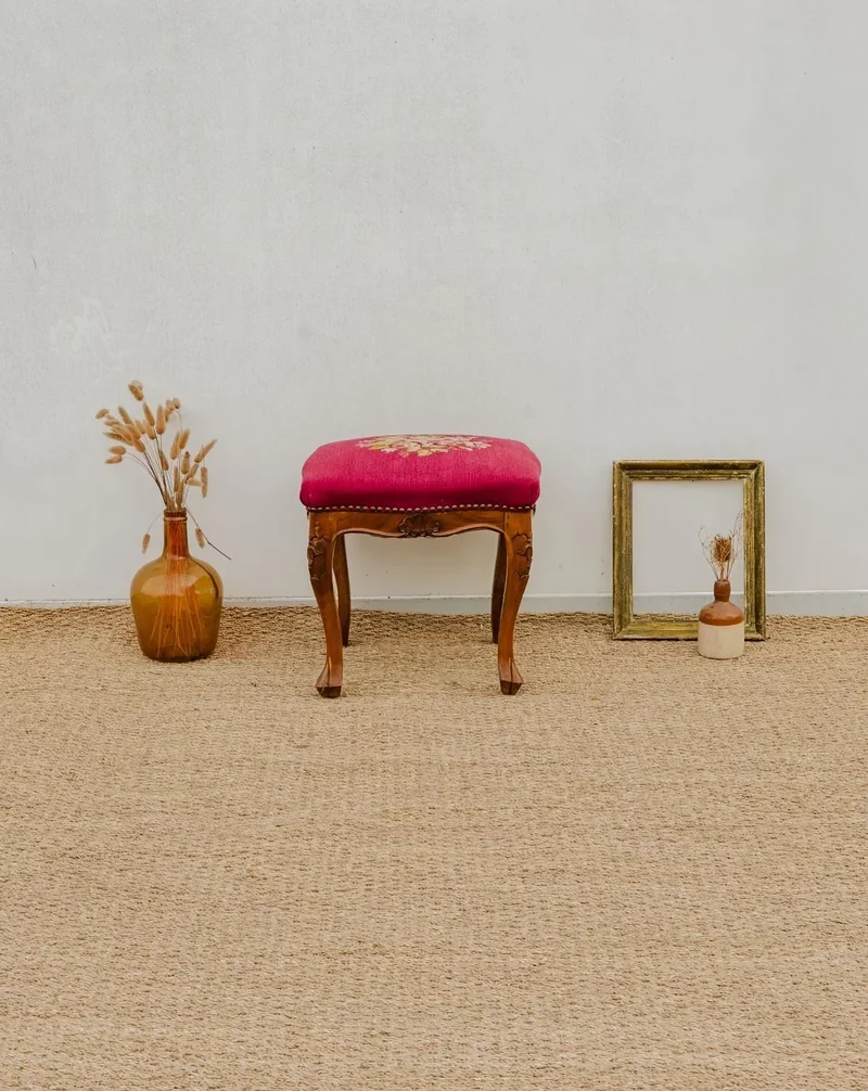 Regis, le tabouret en tissu brodé N°742