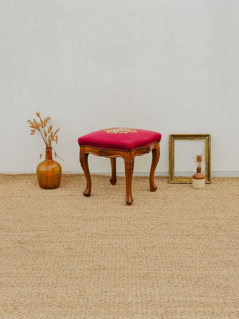 Regis, le tabouret en tissu brodé N°742
