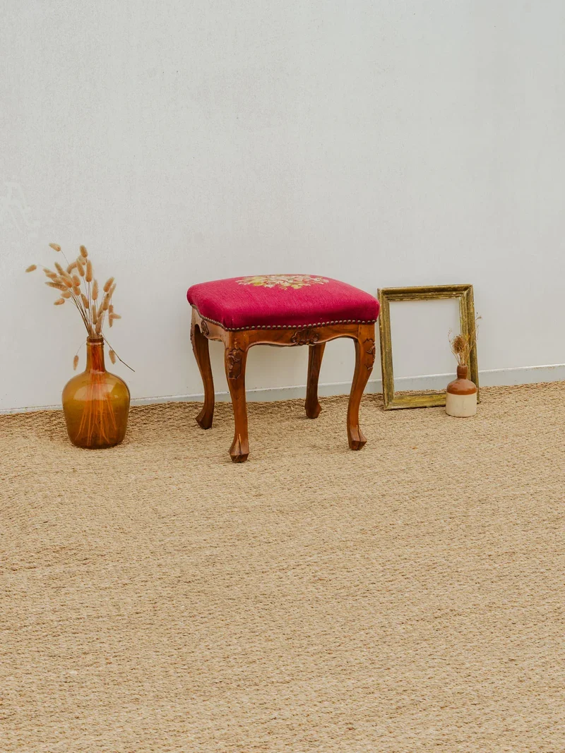 Regis, le tabouret en tissu brodé N°742