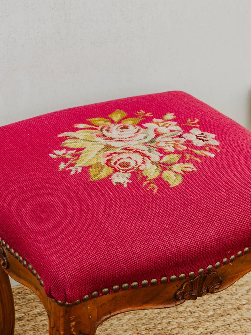 Regis, le tabouret en tissu brodé N°742
