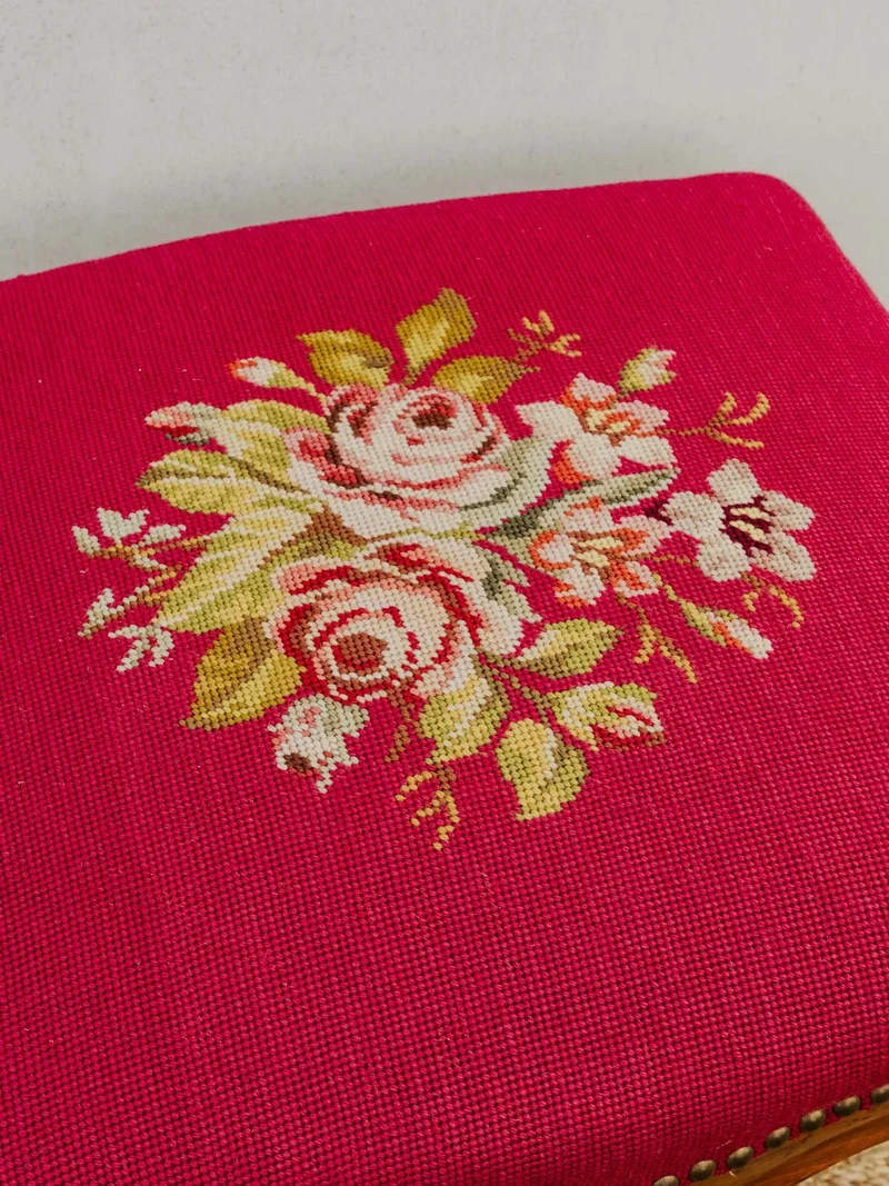 Regis, le tabouret en tissu brodé N°742