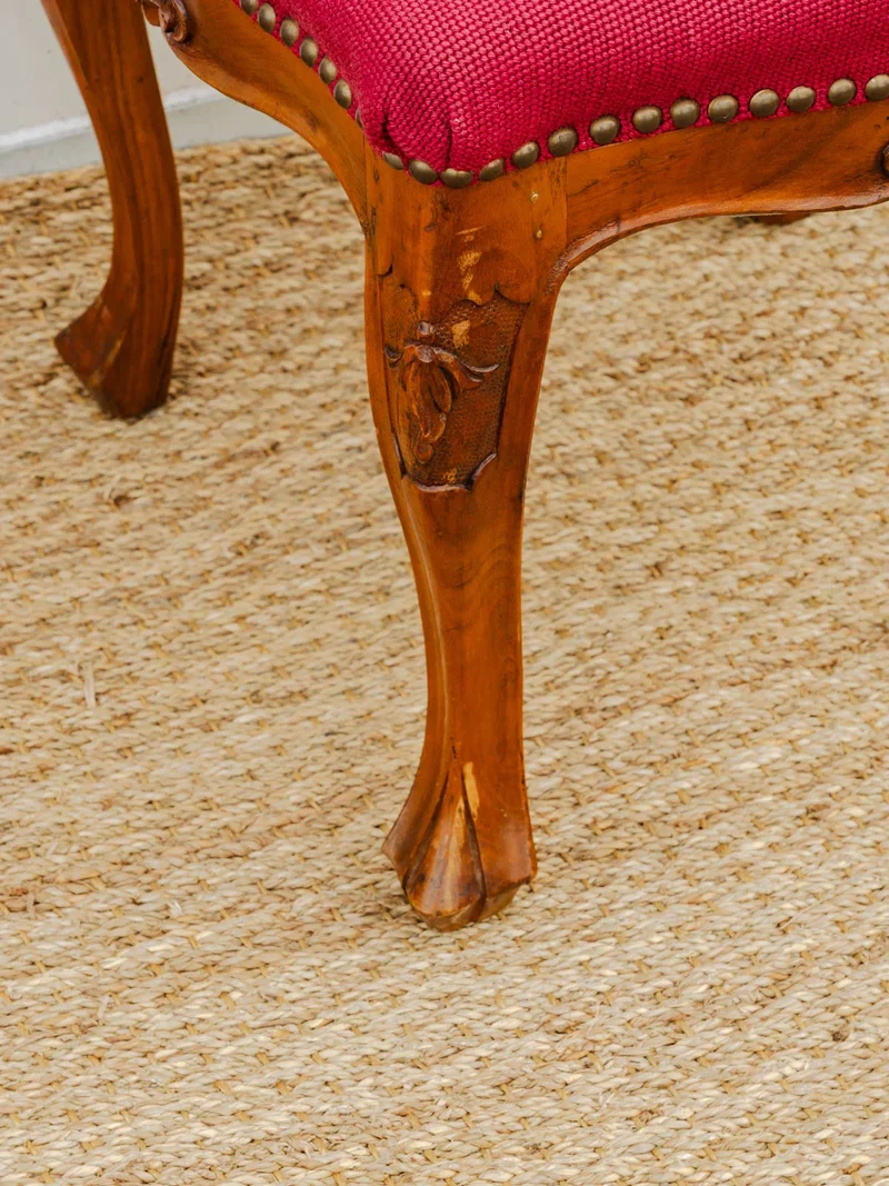 Regis, le tabouret en tissu brodé N°742