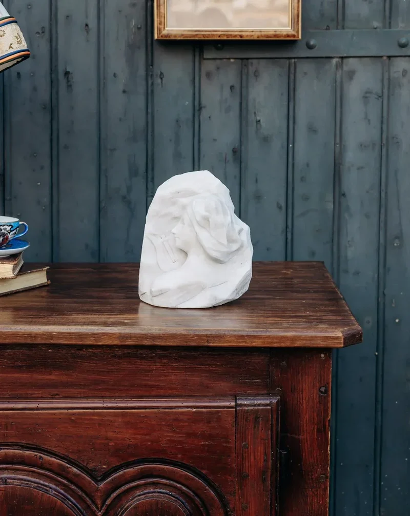 Alix, la sculpture bas relief en marbre N°528