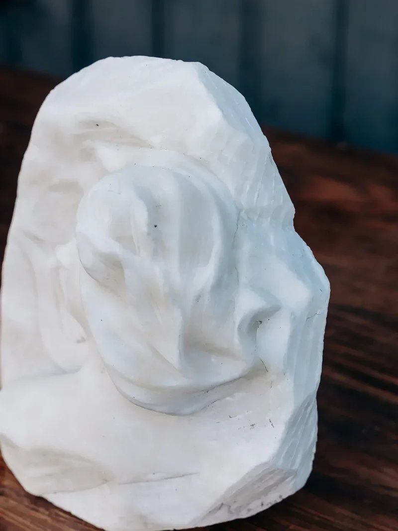 Alix, la sculpture bas relief en marbre N°528