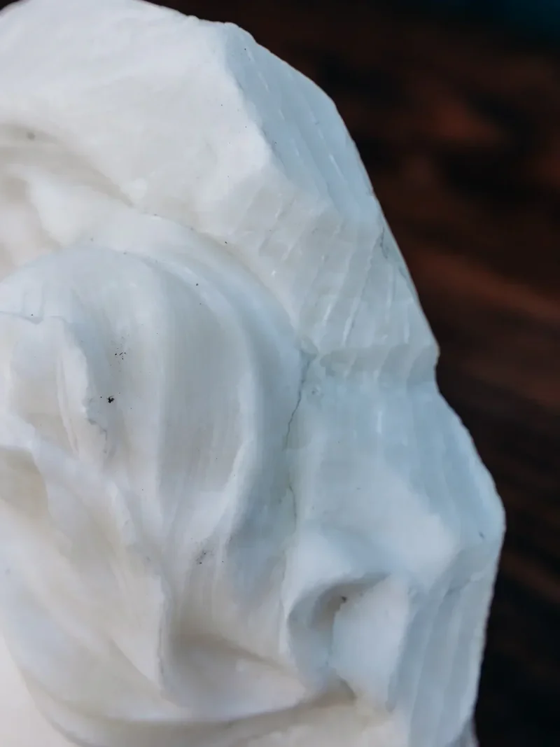 Alix, la sculpture bas relief en marbre N°528