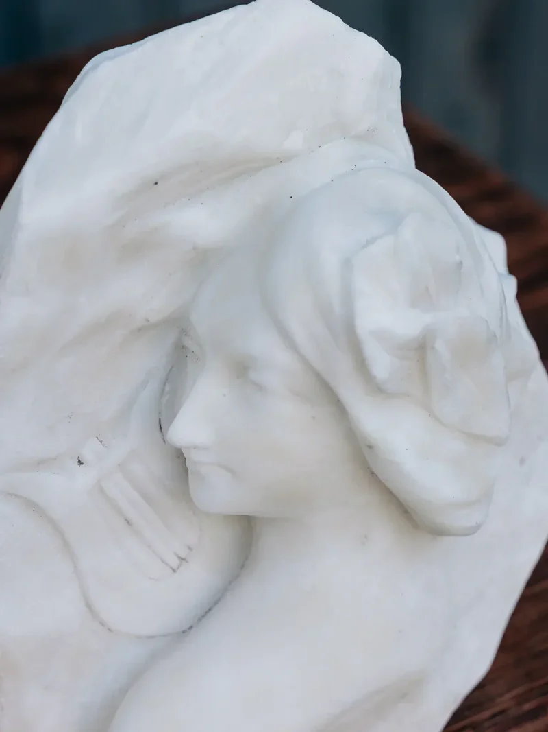 Alix, la sculpture bas relief en marbre N°528