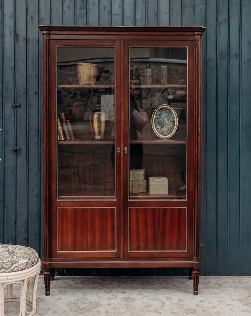 Victoria, la grande vitrine en bois foncé N°158