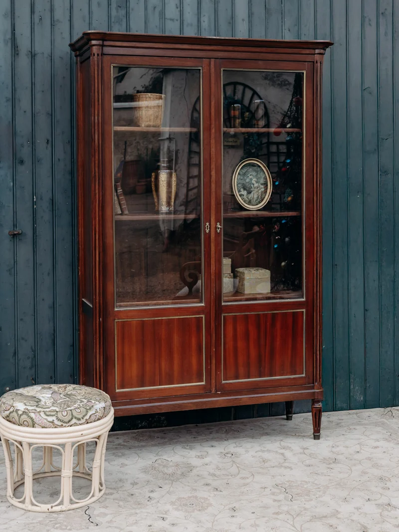Victoria, la grande vitrine en bois foncé N°158