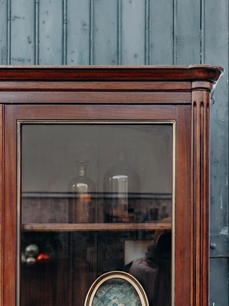 Victoria, la grande vitrine en bois foncé N°158