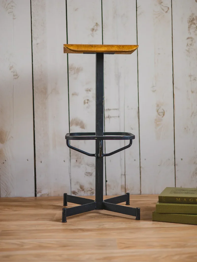 Gaston, le tabouret de bar en métal N°123