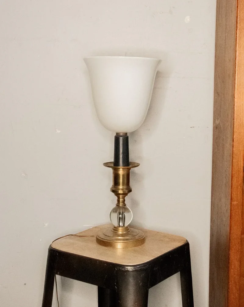 Julia, la lampe à poser en métal doré N°604