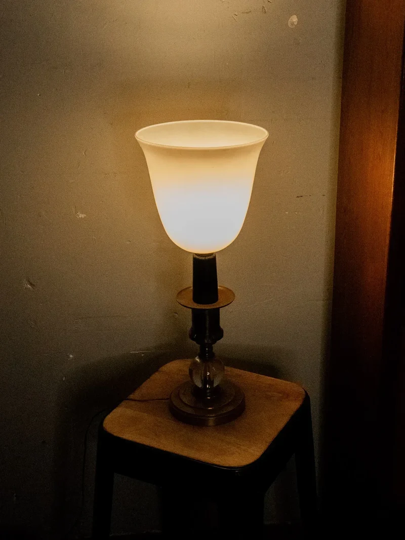 Julia, la lampe à poser en métal doré N°604