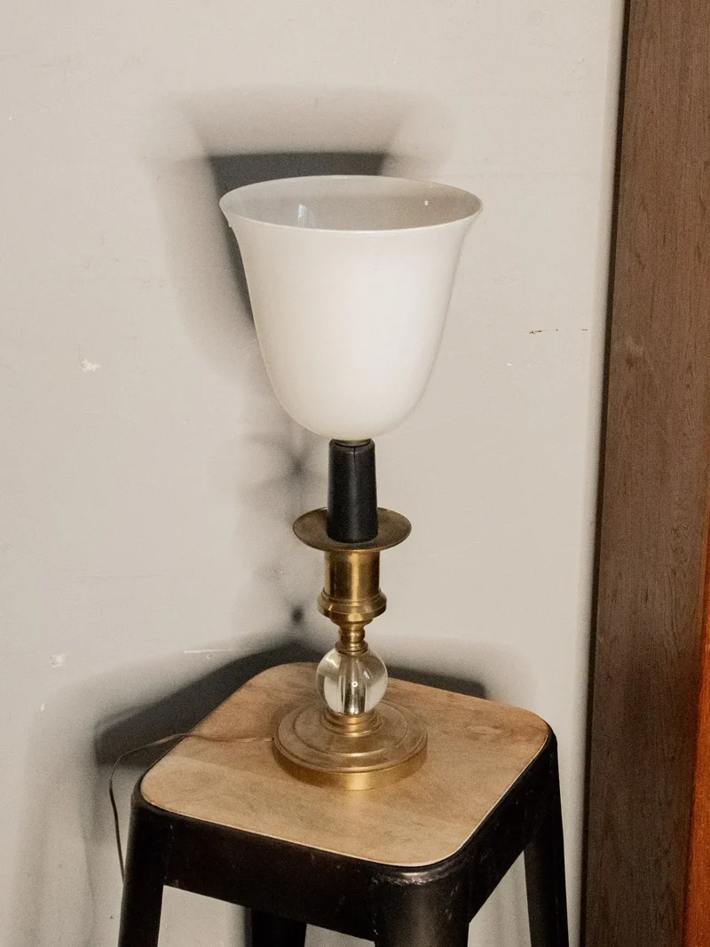 Julia, la lampe à poser en métal doré N°604
