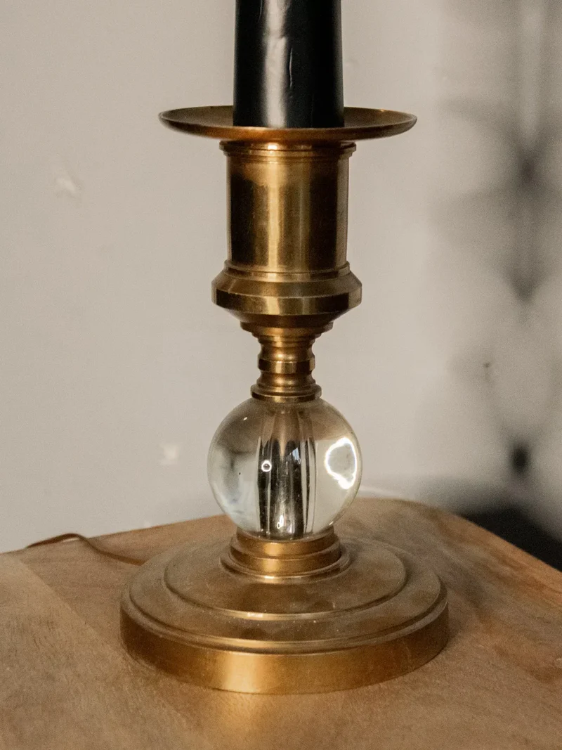 Julia, la lampe à poser en métal doré N°604