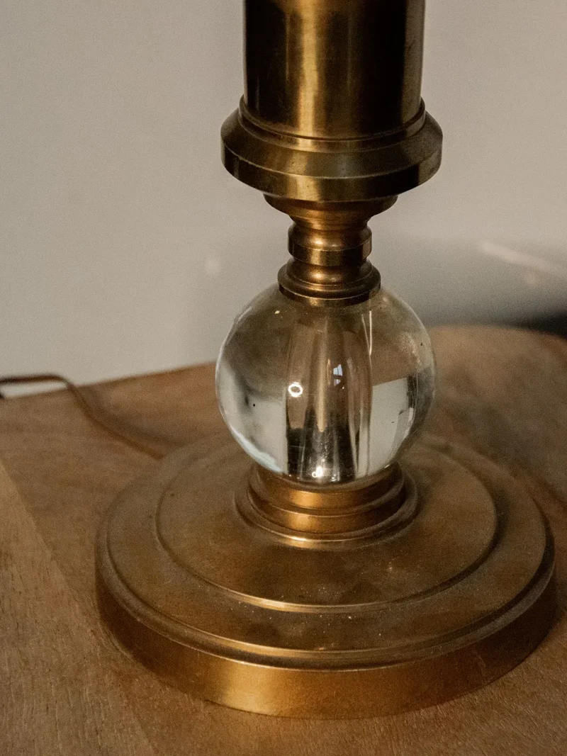 Julia, la lampe à poser en métal doré N°604