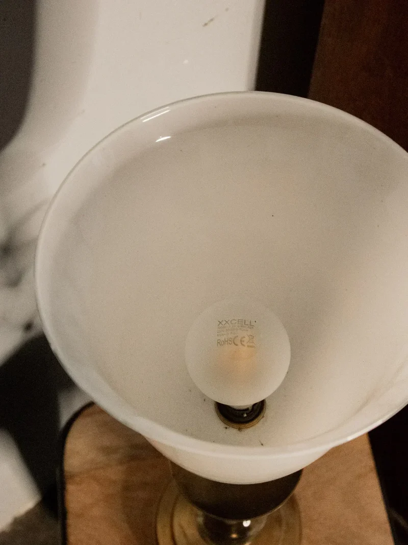 Julia, la lampe à poser en métal doré N°604