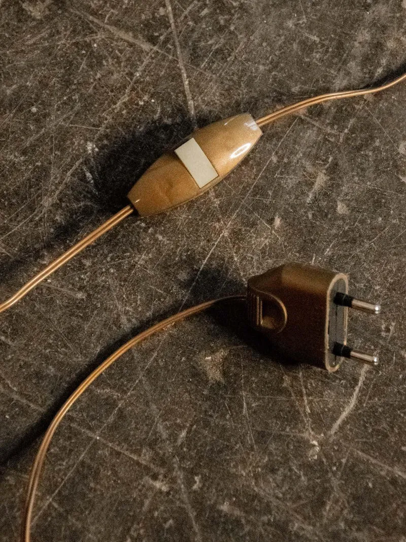 Julia, la lampe à poser en métal doré N°604