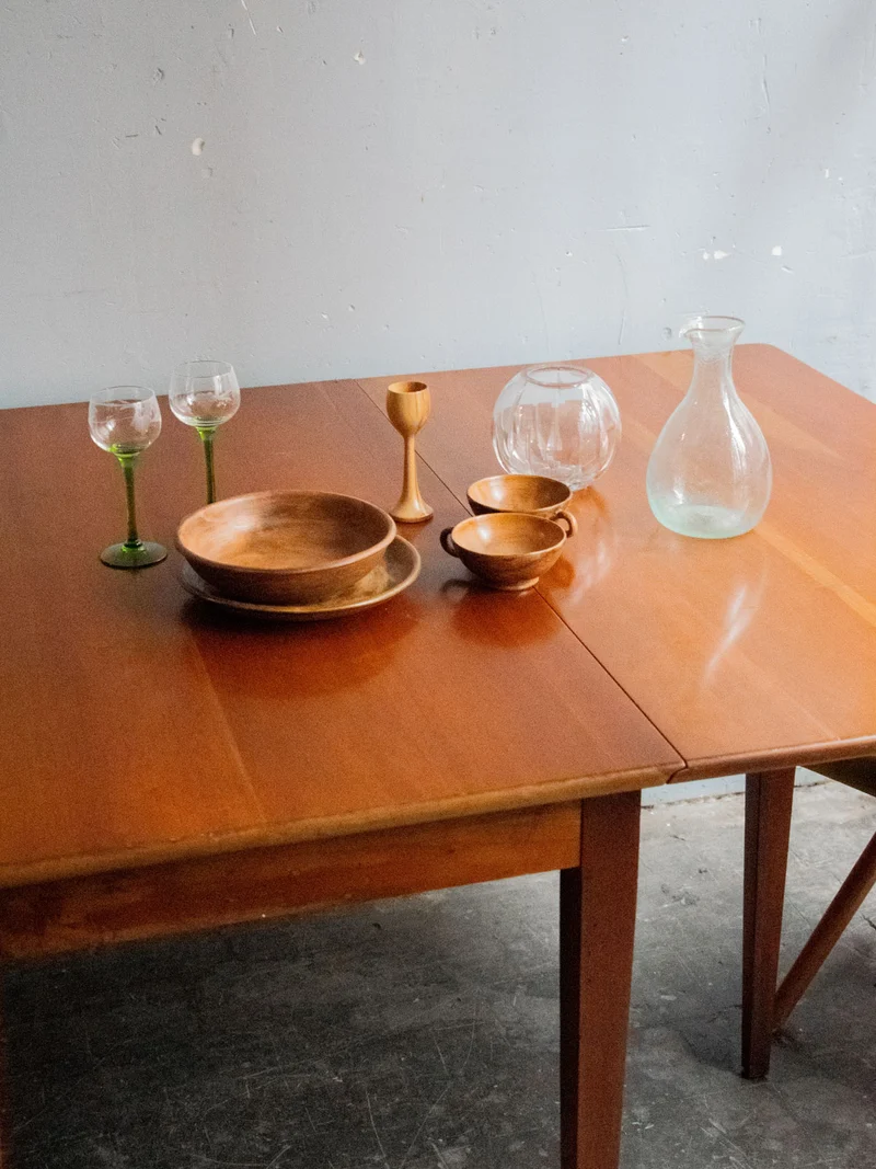 Karla, la table à manger en bois de cerisier N°1045