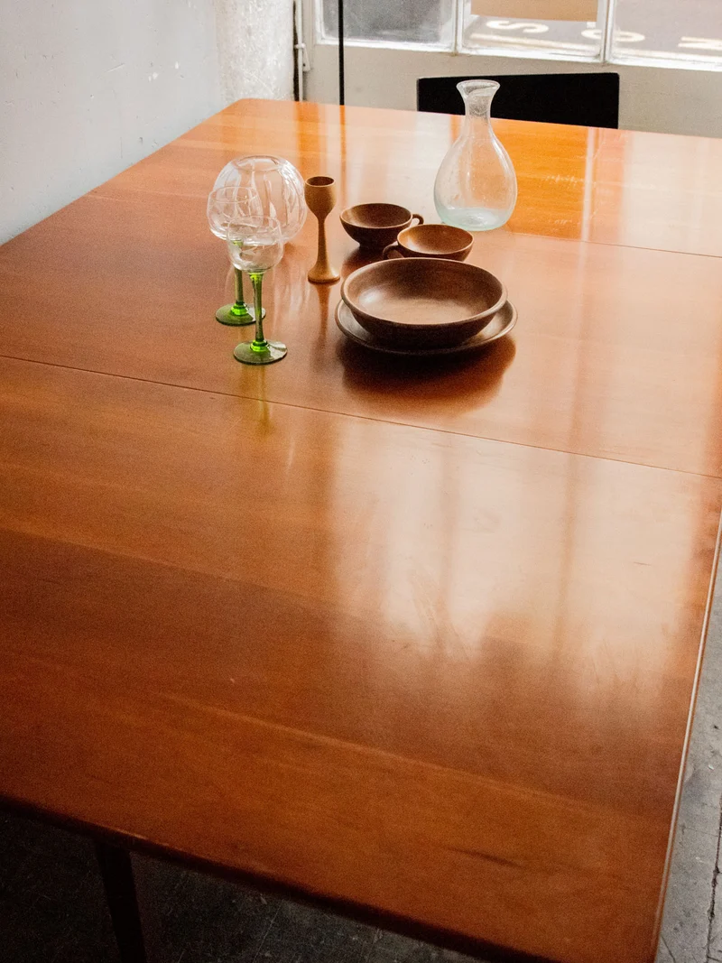 Karla, la table à manger en bois de cerisier N°1045