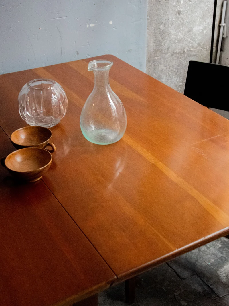 Karla, la table à manger en bois de cerisier N°1045