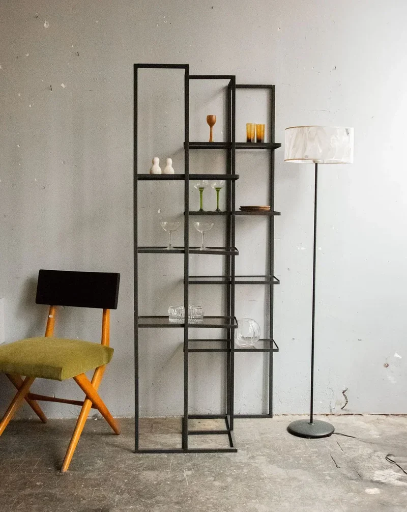 Isabelle, la grande étagère en métal et plexi fumé N°229