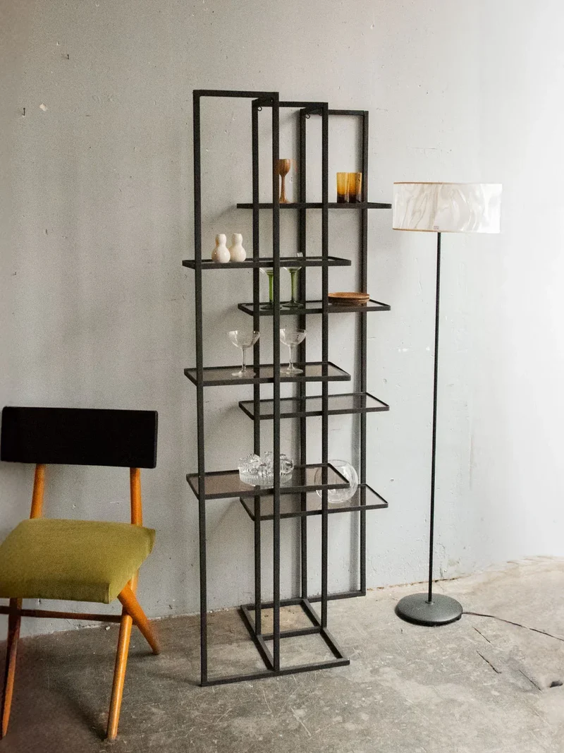 Isabelle, la grande étagère en métal et plexi fumé N°229