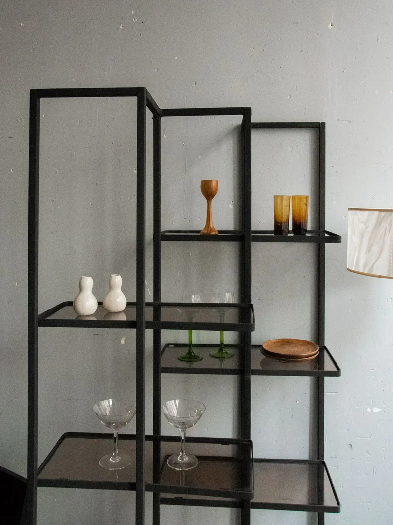 Isabelle, la grande étagère en métal et plexi fumé N°229