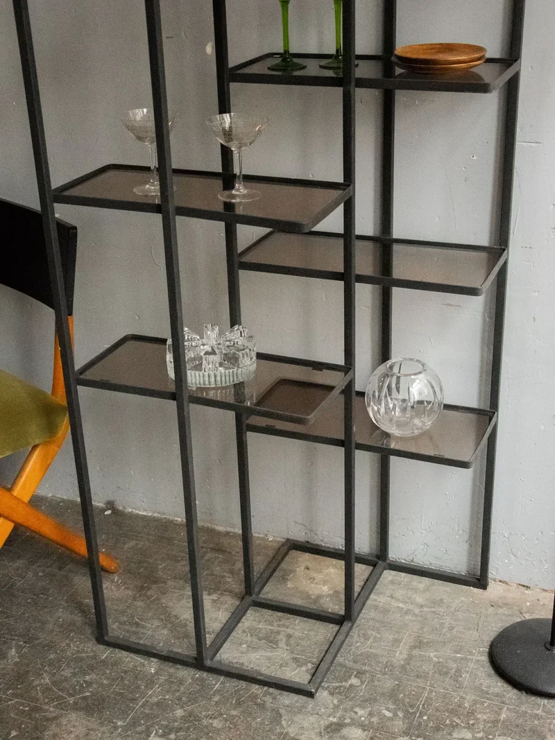 Isabelle, la grande étagère en métal et plexi fumé N°229