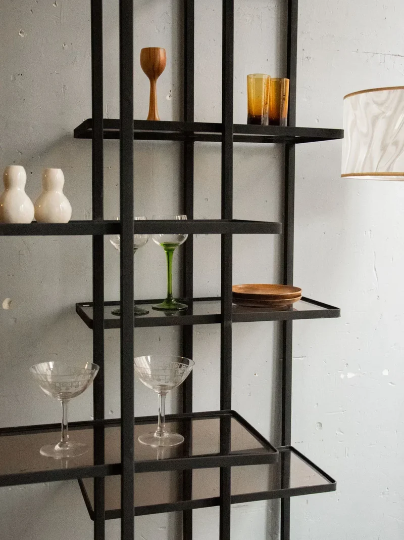 Isabelle, la grande étagère en métal et plexi fumé N°229