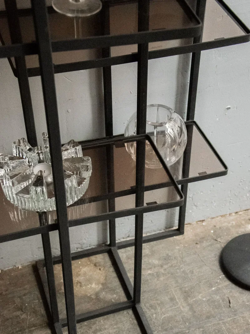 Isabelle, la grande étagère en métal et plexi fumé N°229
