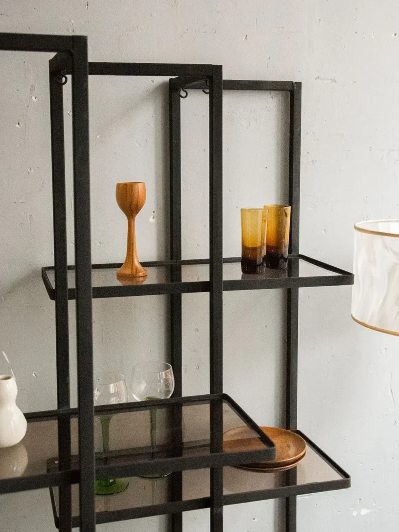 Isabelle, la grande étagère en métal et plexi fumé N°229