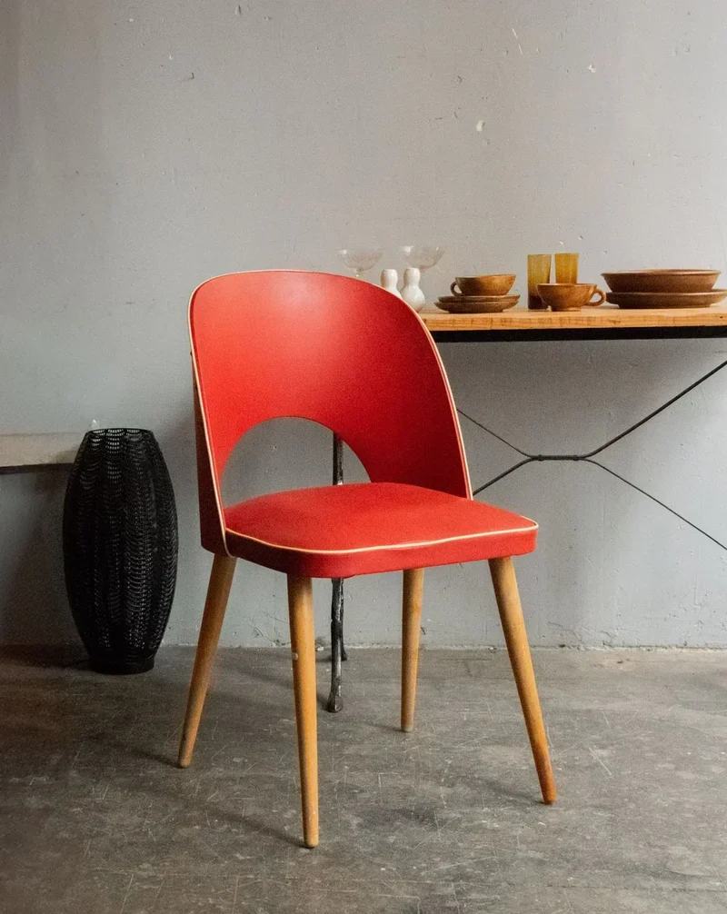 Alma, la chaise en vinyle rouge et bois N°1146