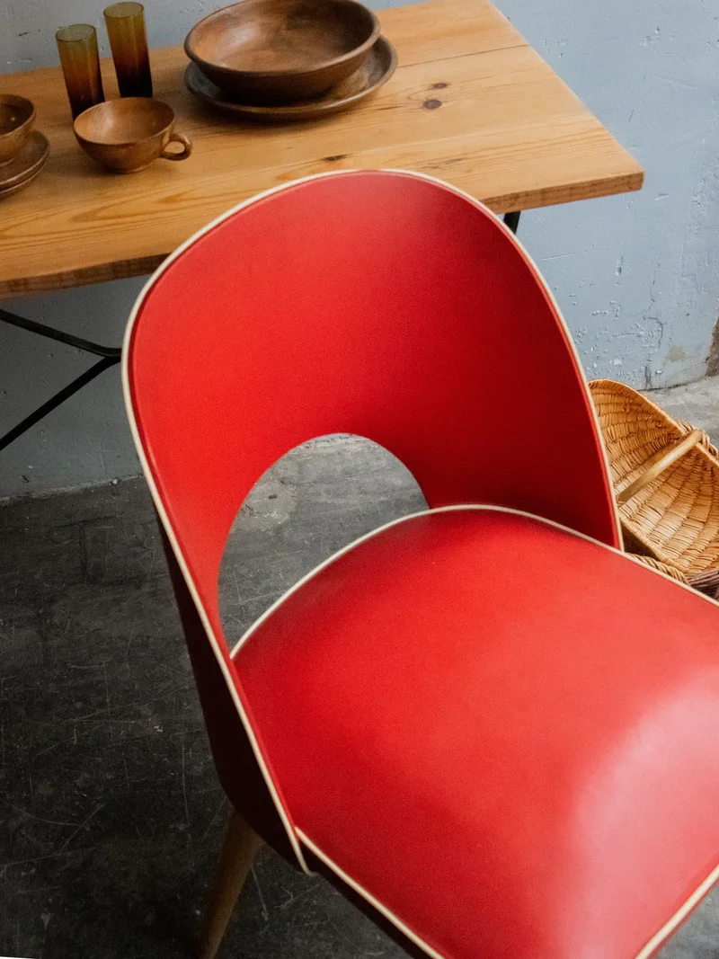 Alma, la chaise en vinyle rouge et bois N°1146