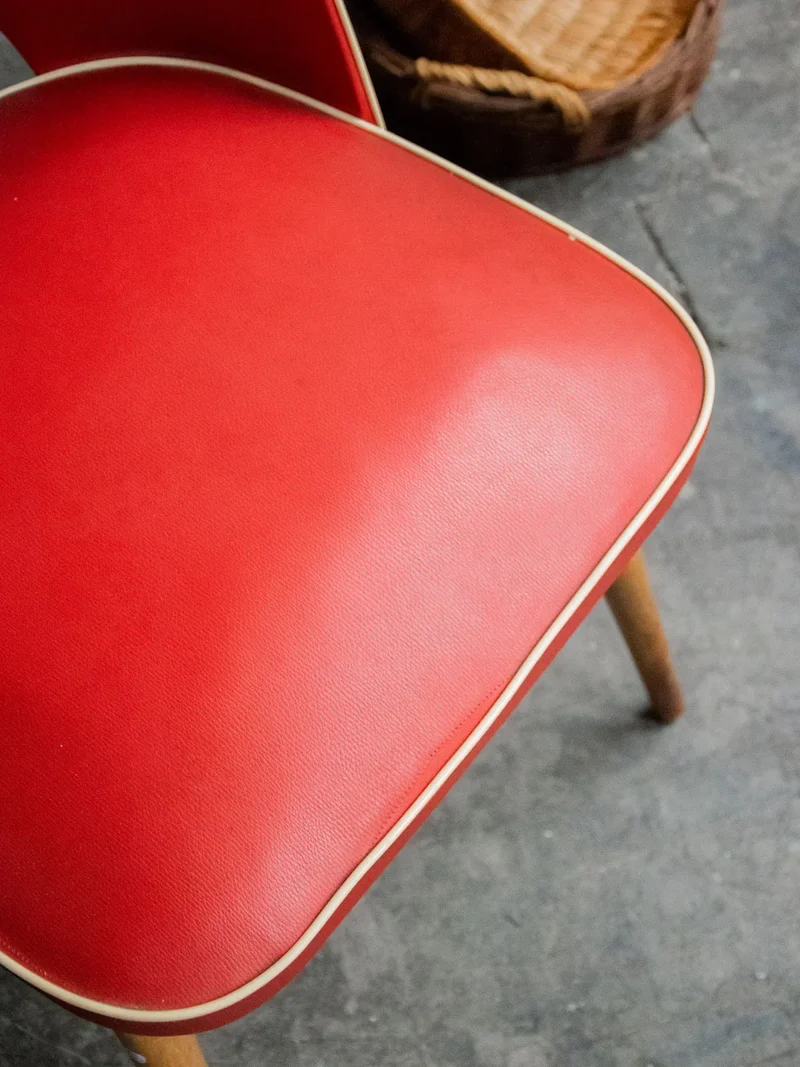 Alma, la chaise en vinyle rouge et bois N°1146