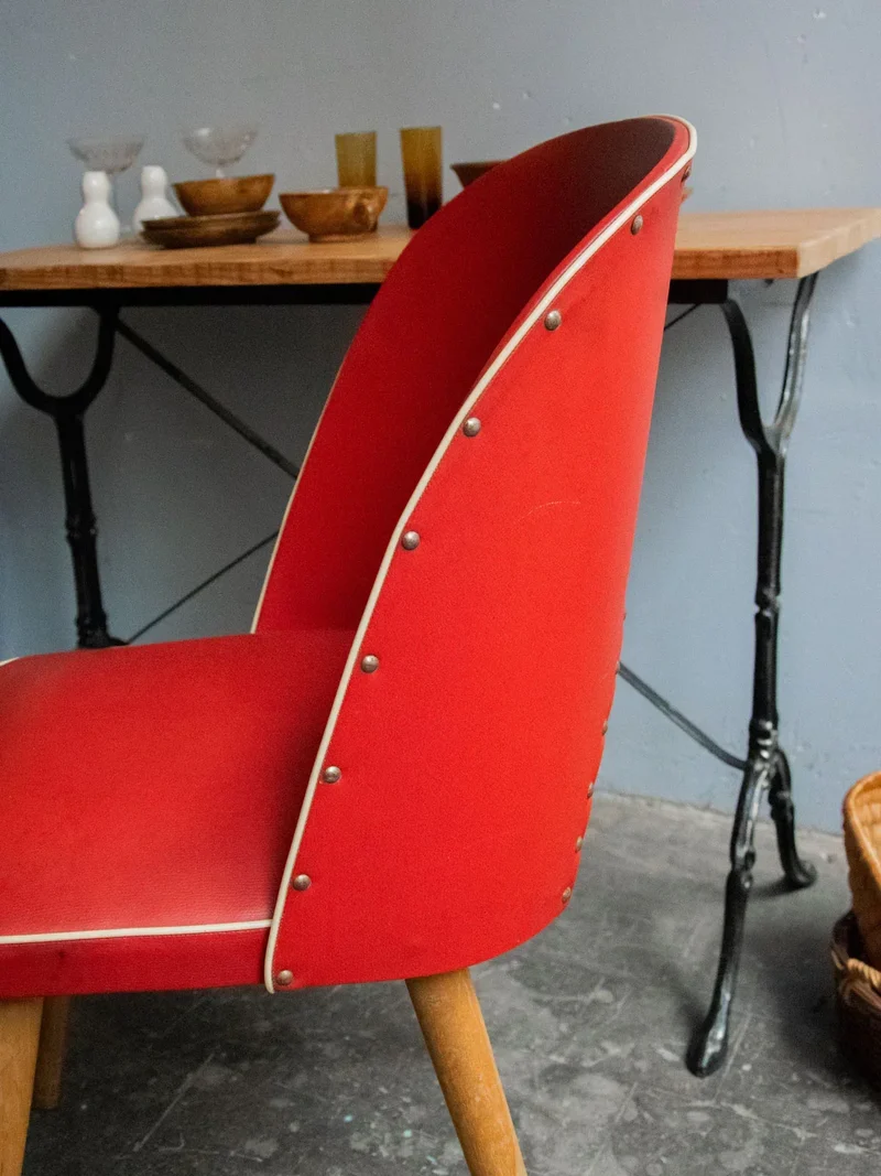 Alma, la chaise en vinyle rouge et bois N°1146