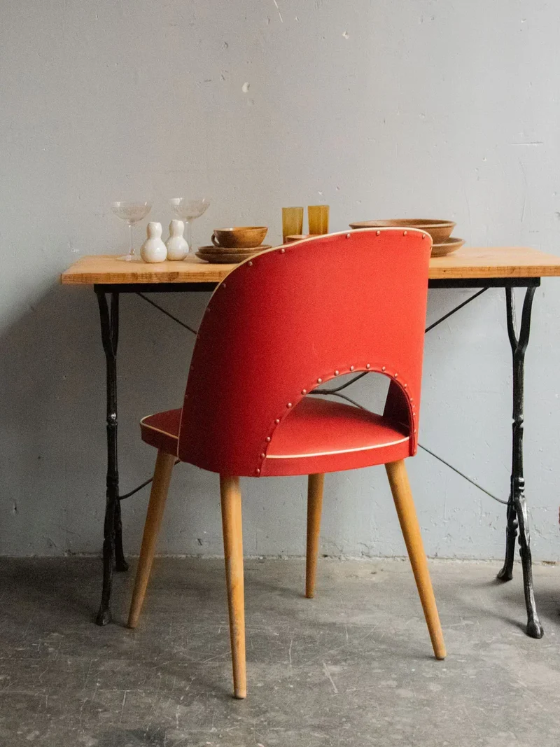 Alma, la chaise en vinyle rouge et bois N°1146
