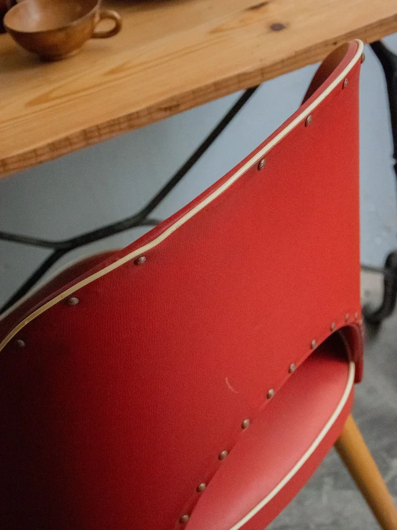 Alma, la chaise en vinyle rouge et bois N°1146