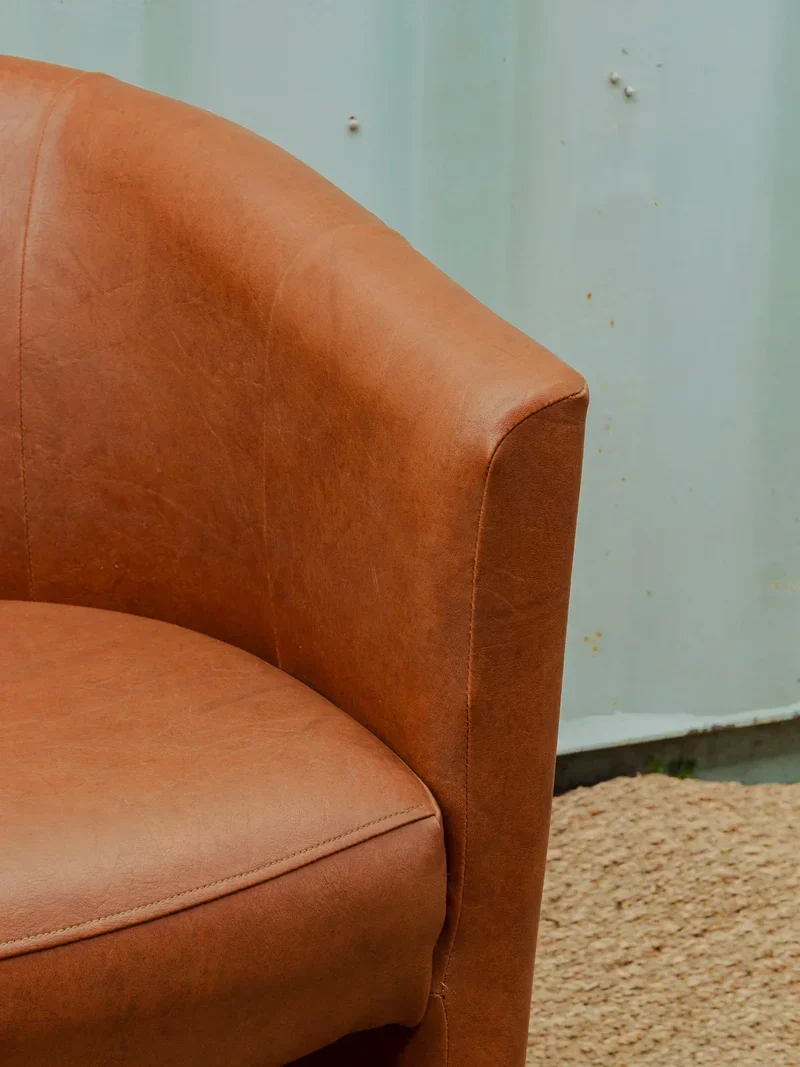 Jakob, le fauteuil marron en simili cuir N°729