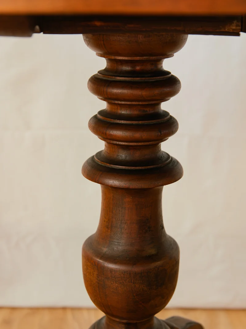Francine, la table d'appoint en bois N°623