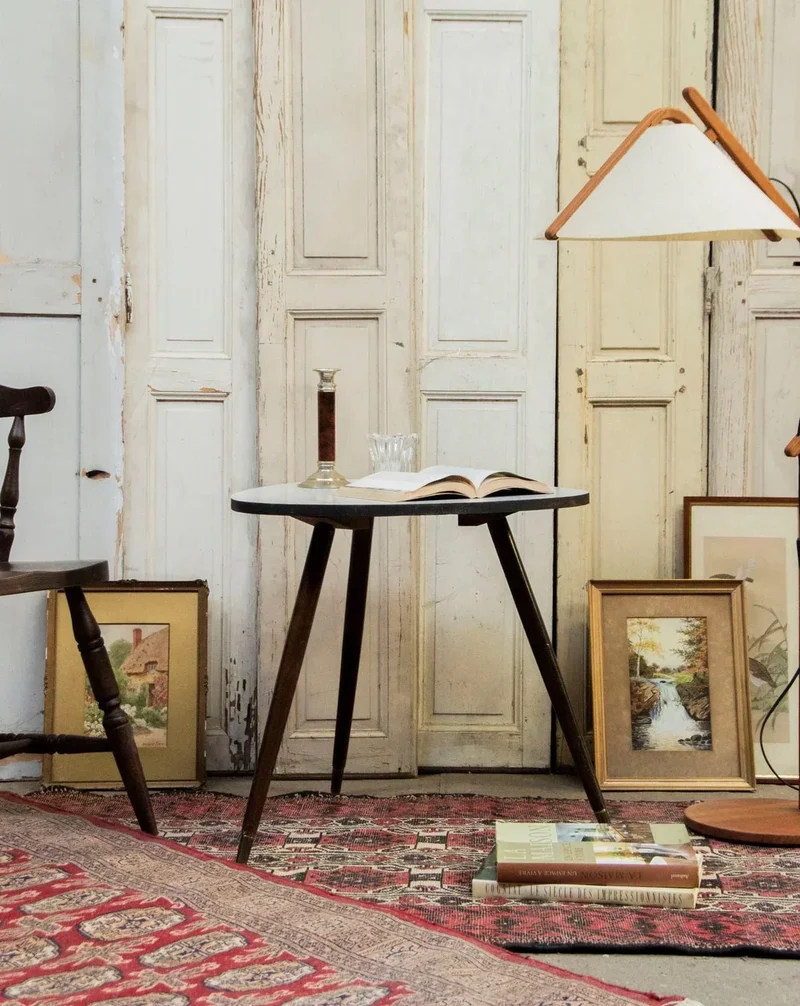 Hanna, la table tripode en bois foncé N°719