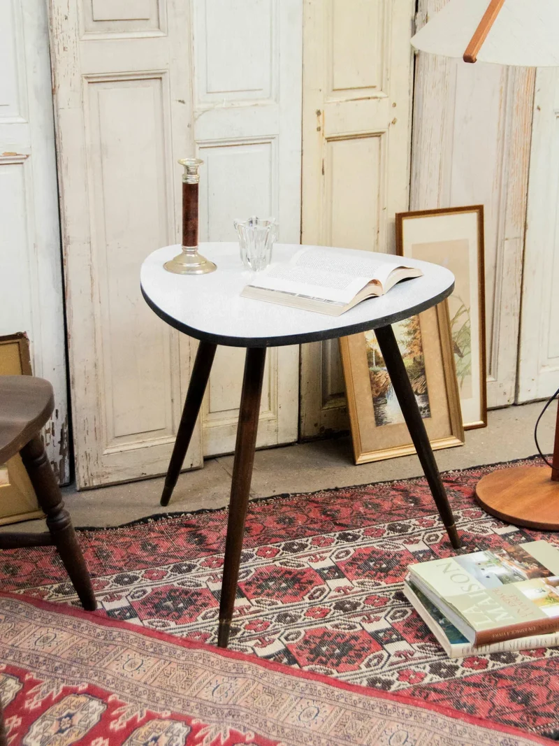 Hanna, la table tripode en bois foncé N°719