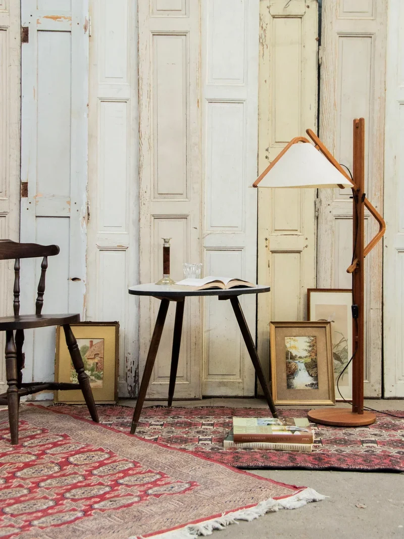 Hanna, la table tripode en bois foncé N°719