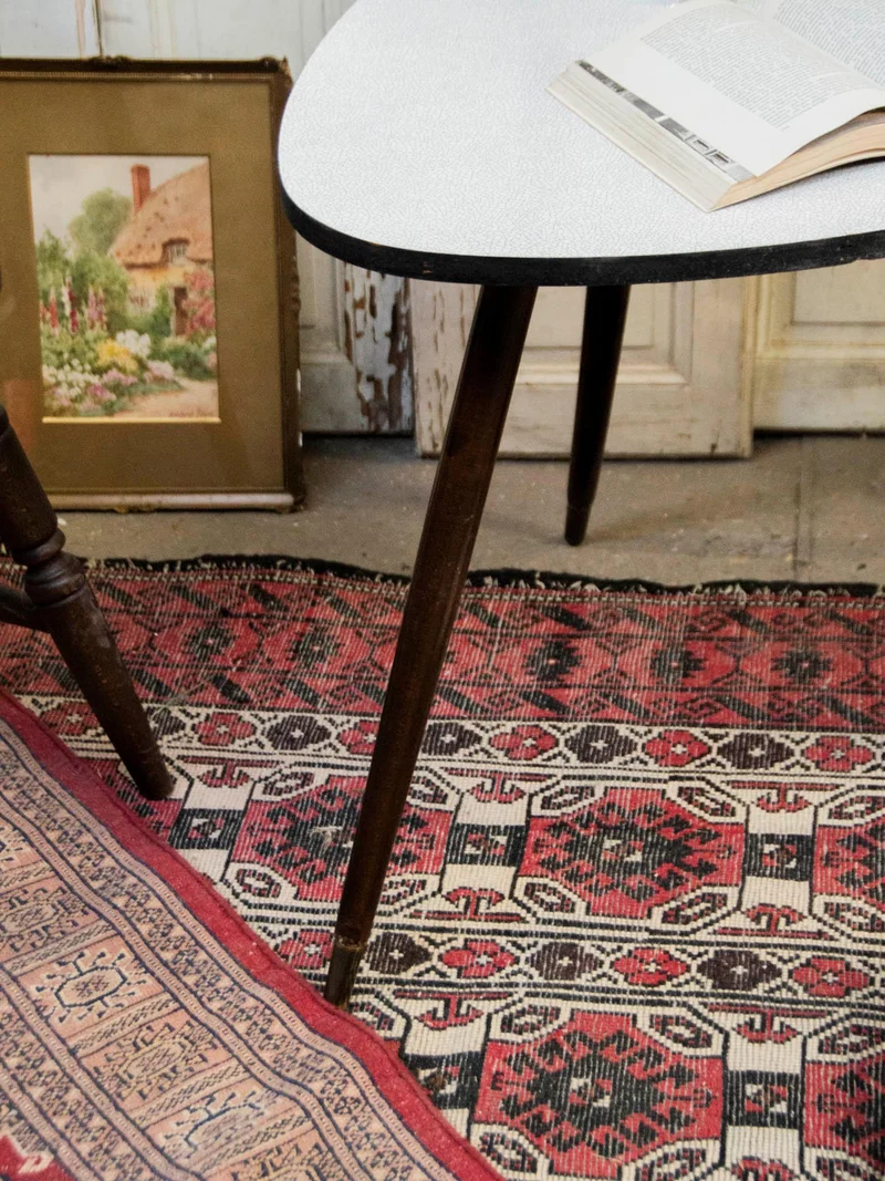 Hanna, la table tripode en bois foncé N°719