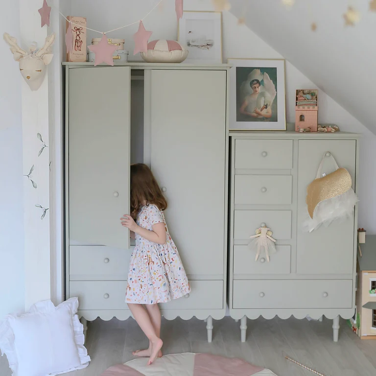 Armoire 2 portes 2 tiroirs Wood Luck Babushka Olive